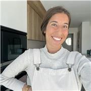 Profesora de español imparte clases a personas de todas las edades